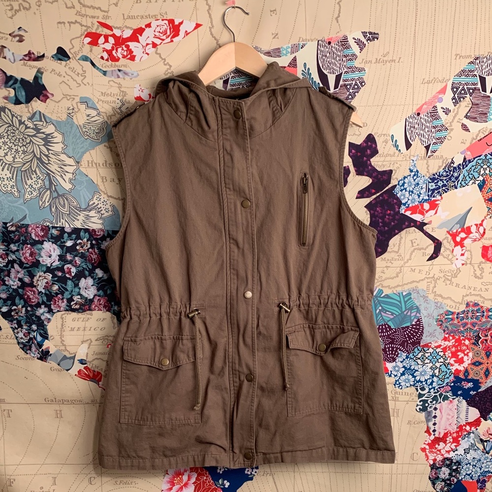 Sleeveless military jacket